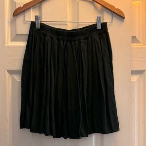 Brandy Melville Black Pleated Elastic Waist Mini Skirt: M-L